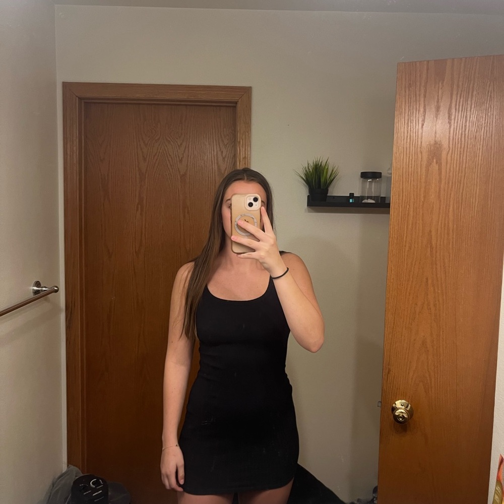 Elegant Black Sleeveless Dress - Picture 2 of 3